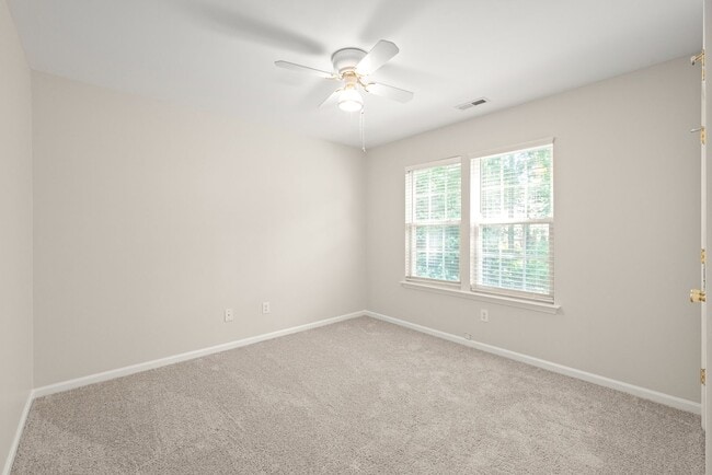 Building Photo - 3 Bedroom w/ 2 car Garage (Landscaping is ...