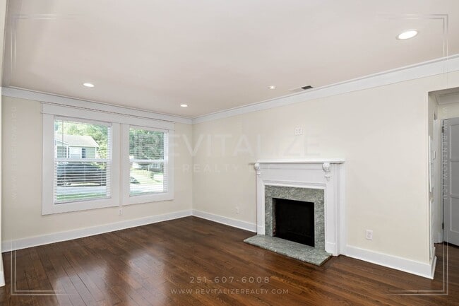 Building Photo - Gorgeous Spring Hill Home!