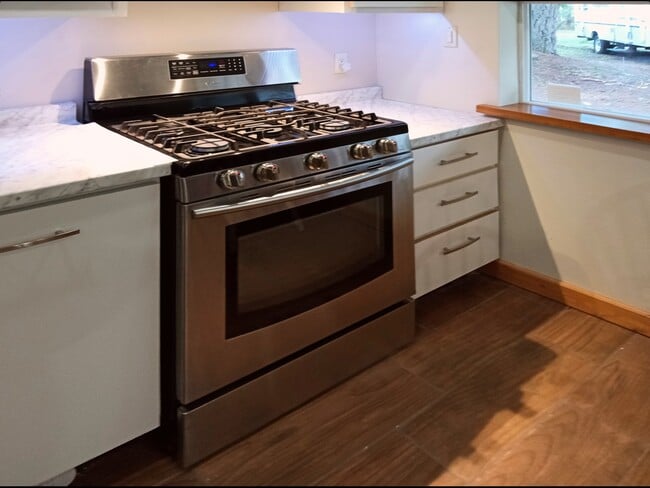 Full range and convection oven.. - 8008 149th St NW