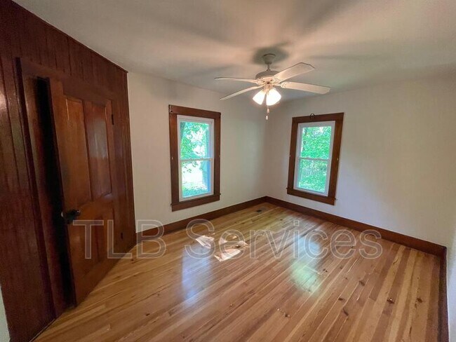 Building Photo - 402 Electric St