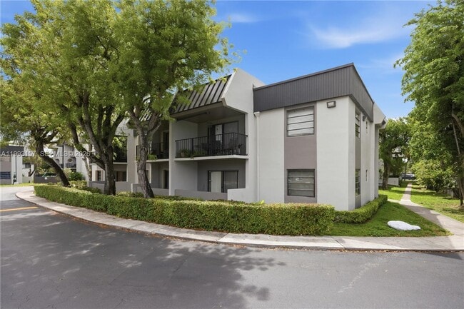 Building Photo - 10431 N Kendall Dr