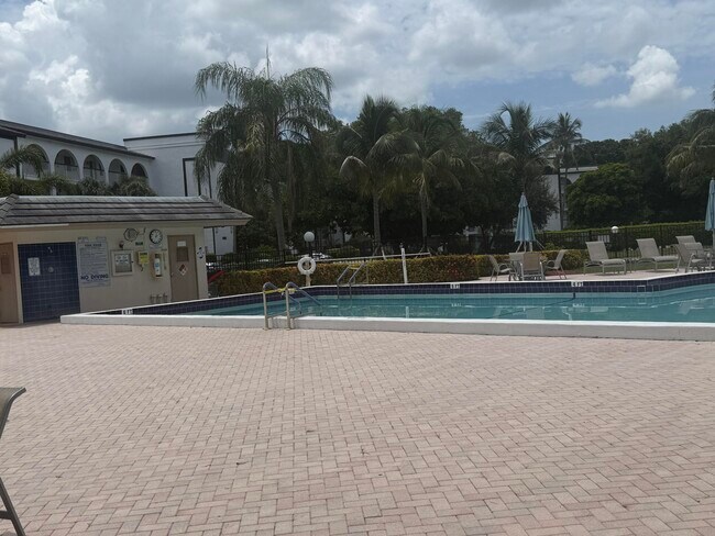 Building Photo - 4602 Martinique Way