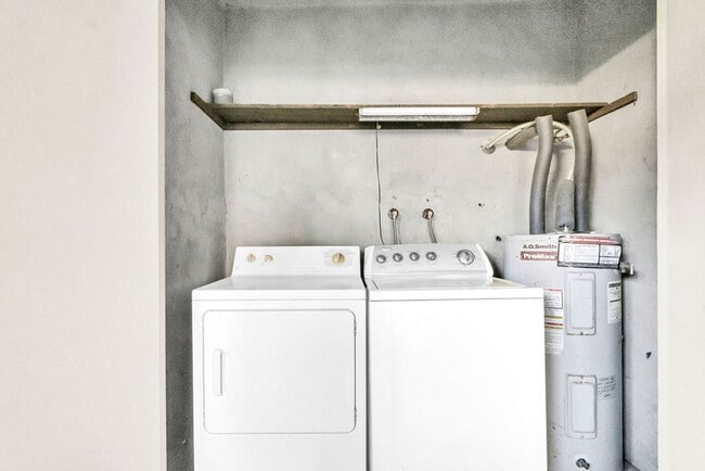 Building Photo - Great three bedroom townhome in UTC! Avail...