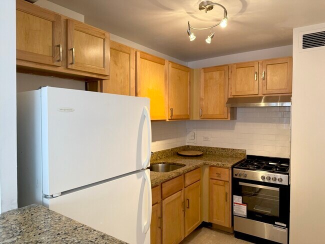 Building Photo - 850 N Dewitt Pl