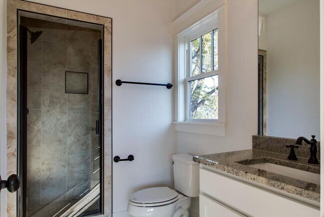 Building Photo - 2 Bedroom, 2.5 Bath Home in East Nashville