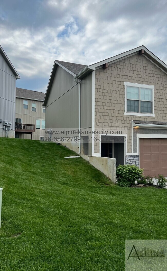 Building Photo - Beautiful Parkville Town Home Coming Soon!