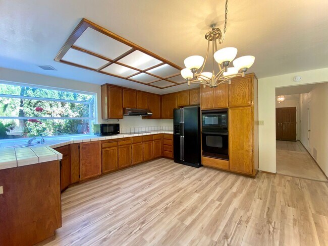 Building Photo - Spacious 4-bedroom home with Bonus Loft located in Union City! – Beautiful Backyard!