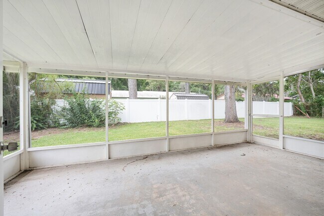 Building Photo - Spacious 3-Bedroom Home with Fireplace, Split Floor Plan & Screened Lanai in Southeast Ocala!