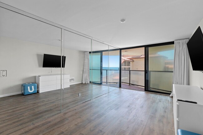 Building Photo - 531 Esplanade