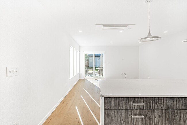 Building Photo - Contemporary 3BD, 2.5BA Edgewood Home with Fenced Yard and Carport