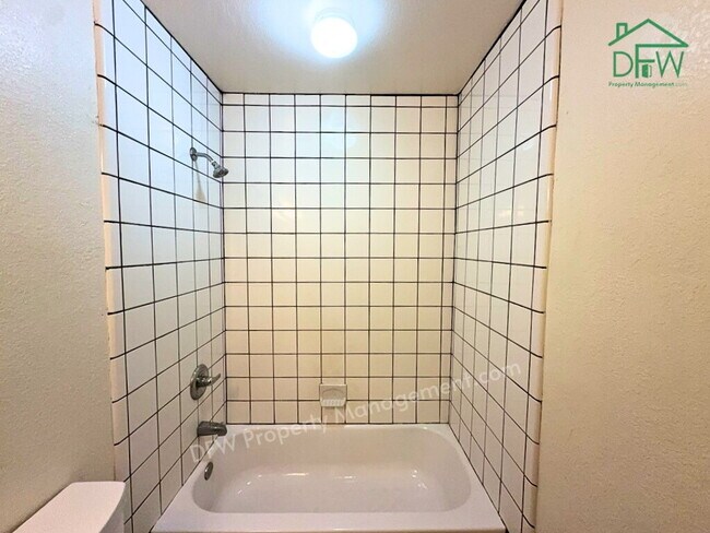 Building Photo - 2-Bed, 1.5-Bath Townhome in Celina ISD - W/D Connections