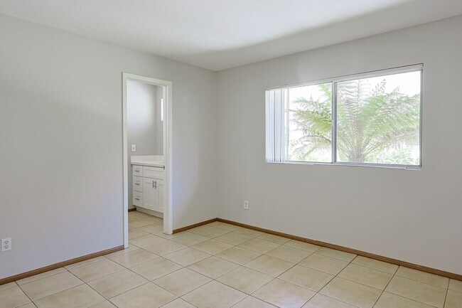 Building Photo - Spacious 2-Bed, 2-Bath Condo in Prime Nort...