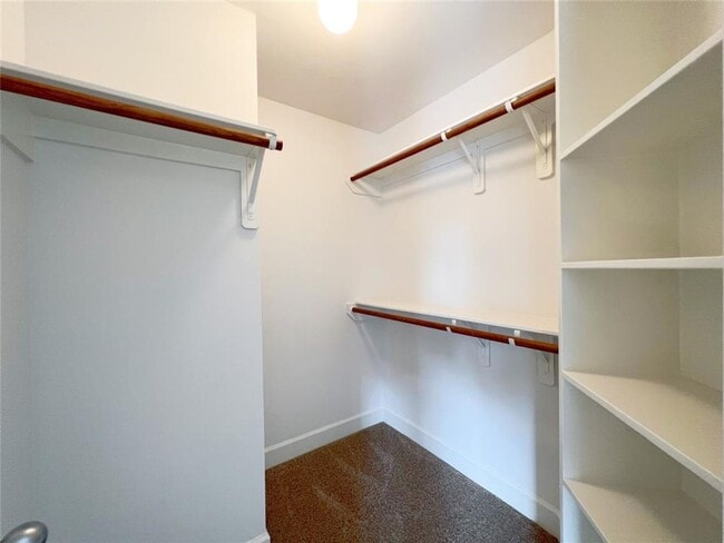 Building Photo - Modern tri-level 3 bed/ 2.5 bath