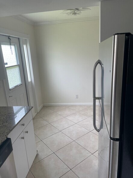 dining area - 8 SE 19th Ave