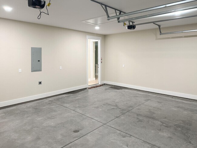 Building Photo - 608 5th St