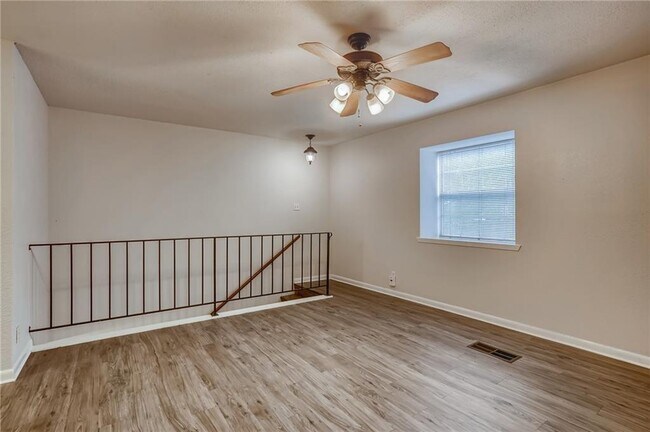 Building Photo - 2800 Westhill Dr
