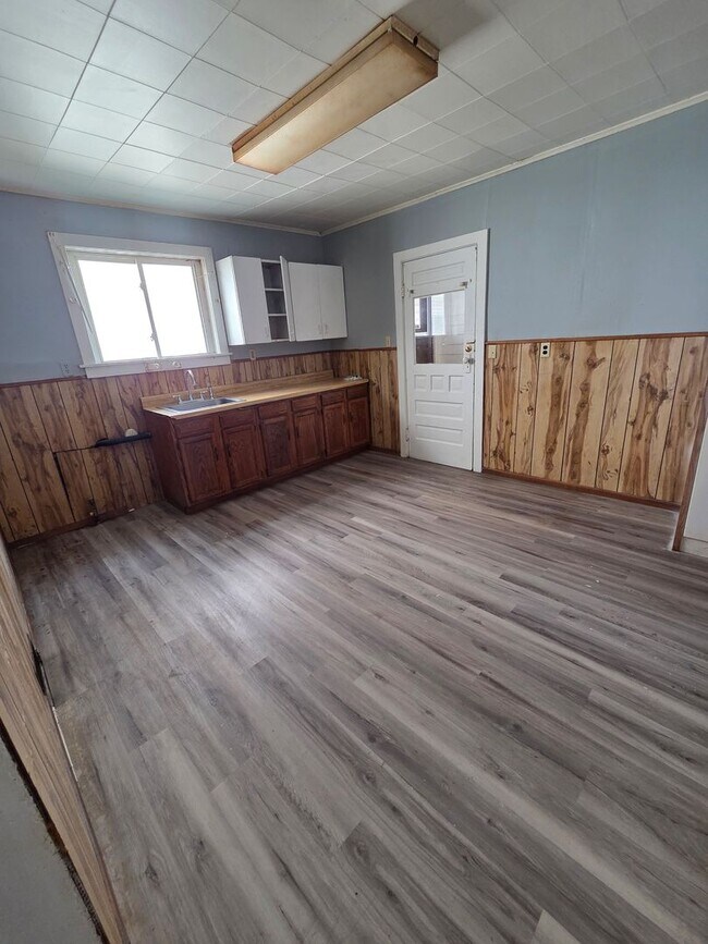 Building Photo - 612 E 14th St