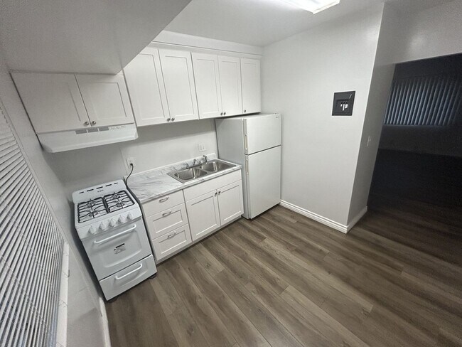 Building Photo - 1/2 OFF FIRST MONTH'S RENT Studio apartment with all utilities paid!