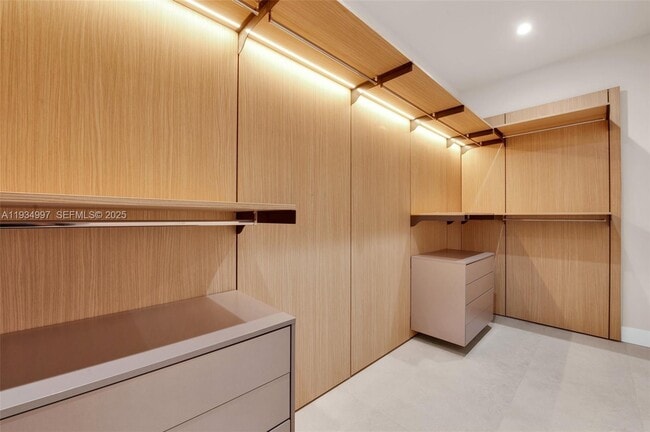 Building Photo - 921 NE 17th Terrace