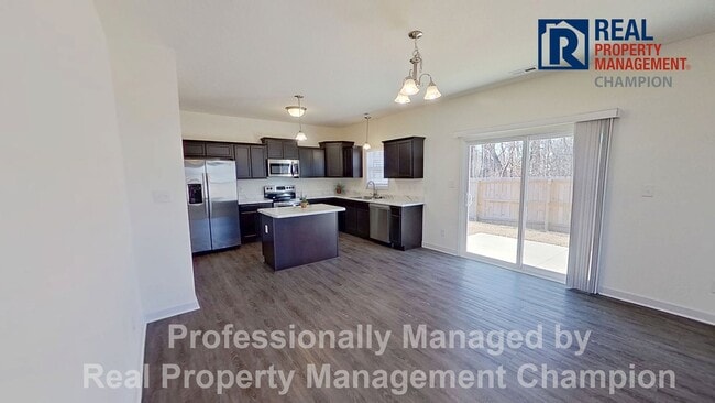 Building Photo - Spacious Home with Fenced Back Yard Convenient to Camp Lejeune