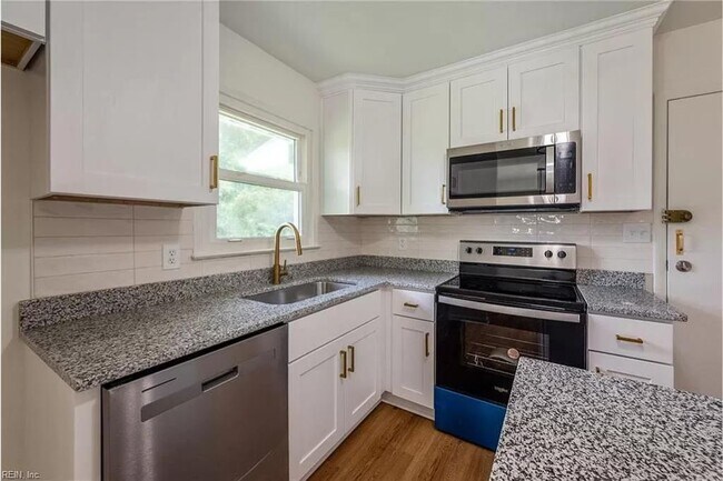 Building Photo - 1613 Loren Cres