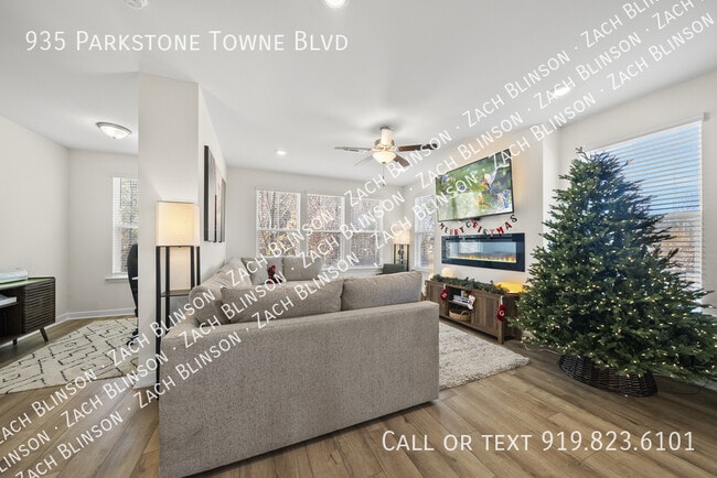 Building Photo - 935 Parkstone Towne Blvd