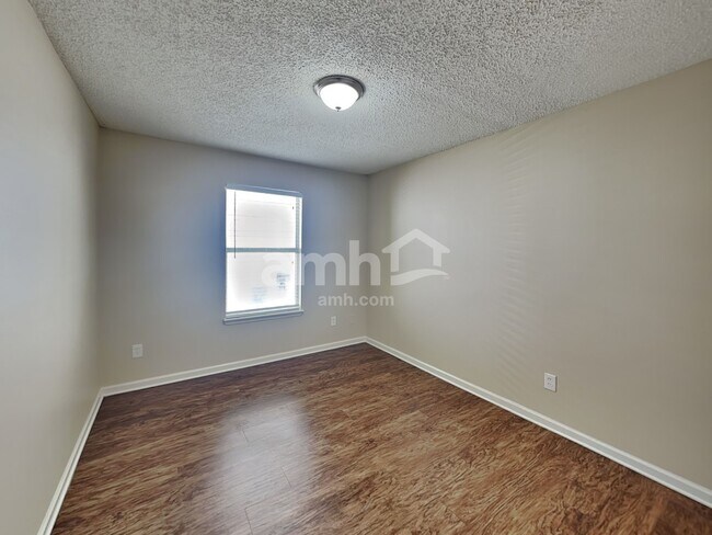 Building Photo - 14428 Woodfield Cir N