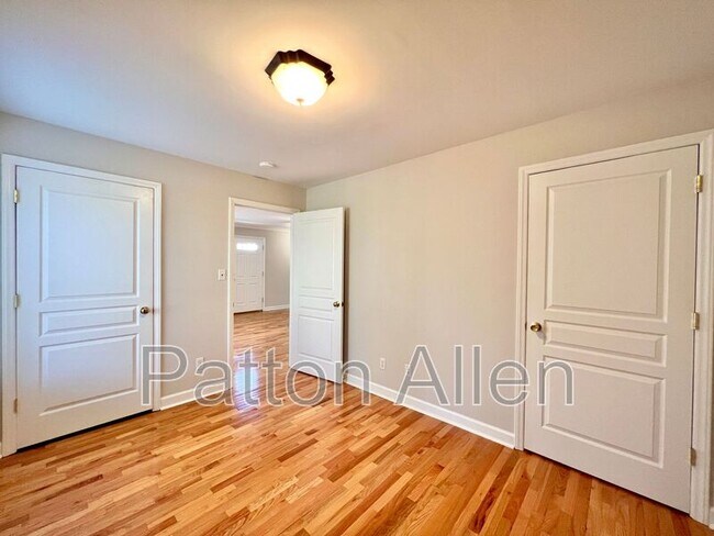 Building Photo - 430 Riverview Dr