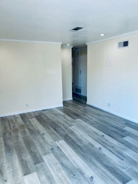 Building Photo - 1129 N Barston Ave