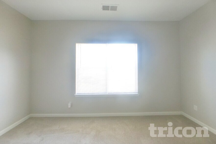 Building Photo - 4054 Robin Cir