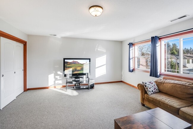 Building Photo - Beautiful 5 bed, 3 bath rental home in North Central, Gresham!