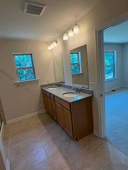 Building Photo - 112 S Buck Tavern Way