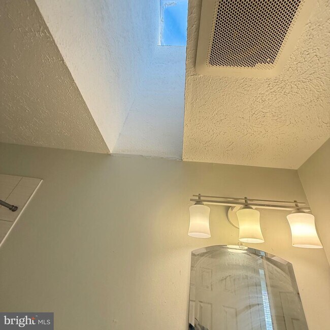 Building Photo - 2423 W Rosecroft Village Cir