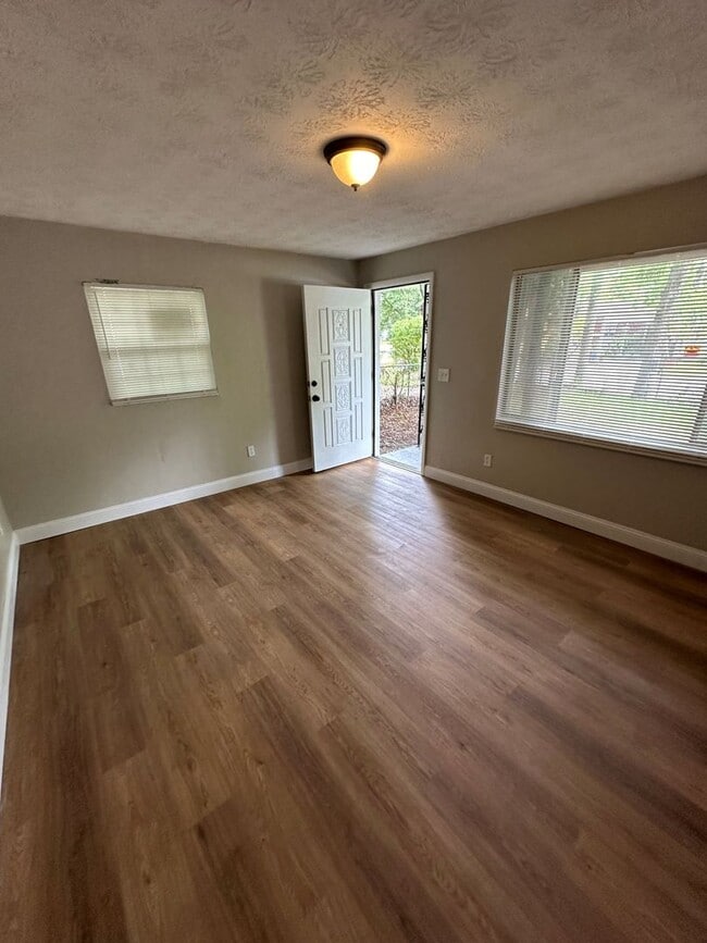 Building Photo - **4/2 BR Single Family home : Available Now