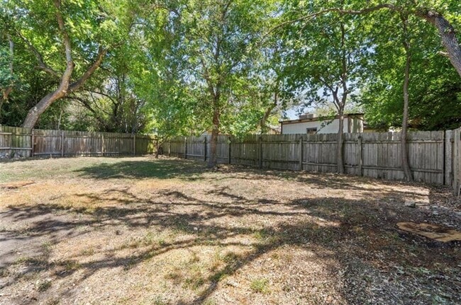 Building Photo - 914 Hillside Oaks Dr
