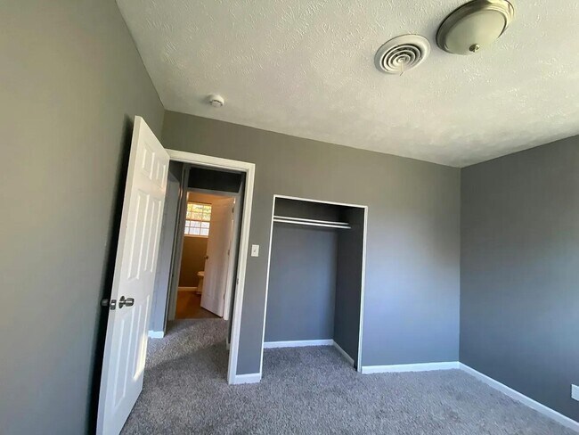 Building Photo - 933 Russel Avenue