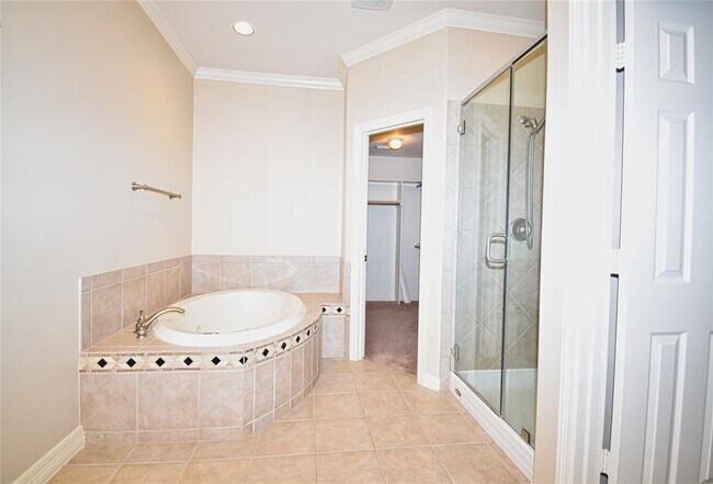 Building Photo - 4323 Lake Walk Ct