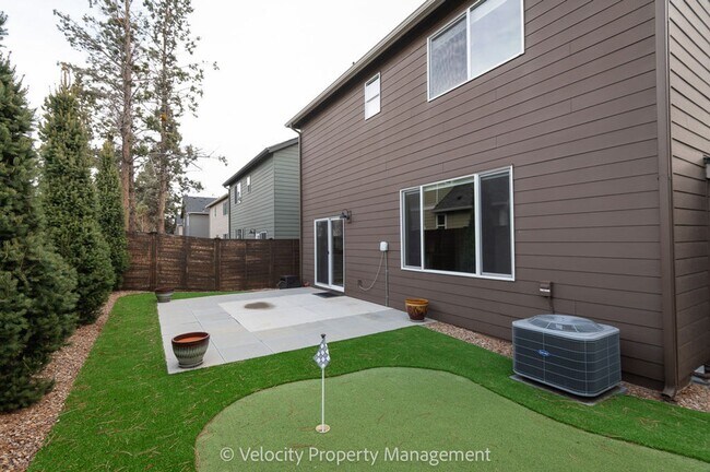 Building Photo - Beautiful 4 Bedroom Home in SE Bend with putting green!
