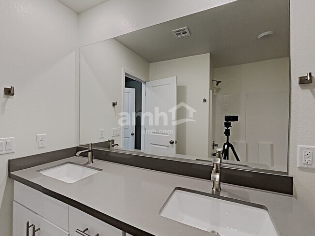 Building Photo - 723 Terrain Star Ave