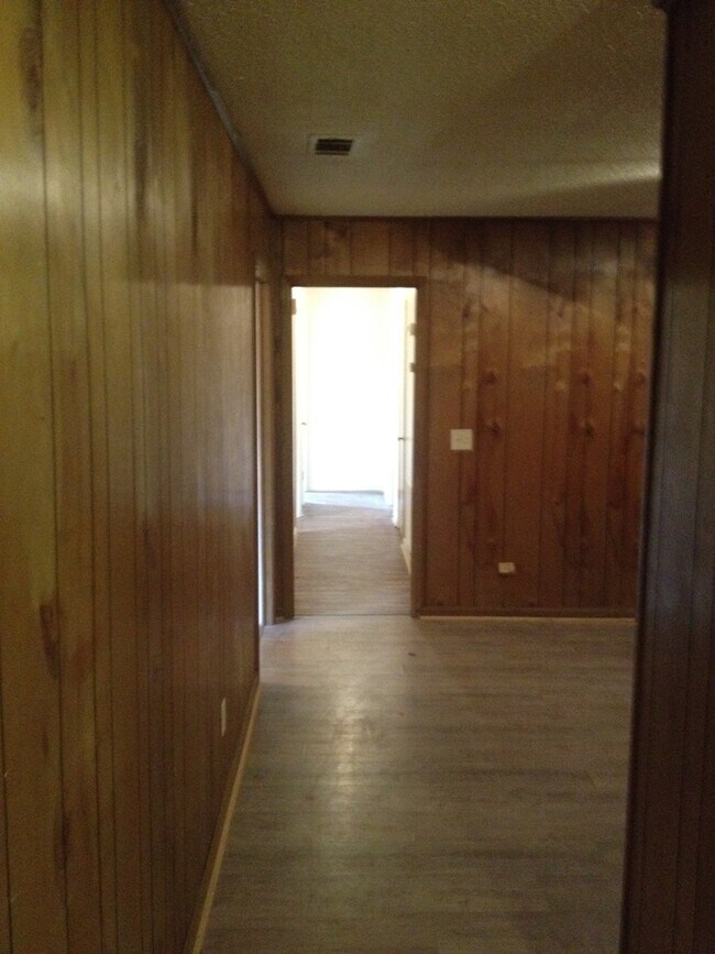 Building Photo - **AVAILABLE NOW**3 Bedroom / 2 Bathroom Ho...