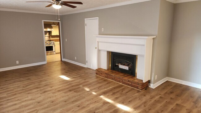 Building Photo - 3 BR Home Across From Country Club Golf Co...