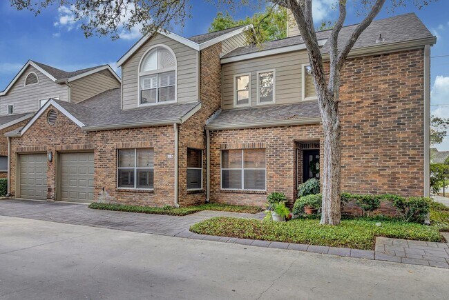 Building Photo - LUXURY 3-BEDROOM TOWNHOME IN ALAMO HEIGHTS
