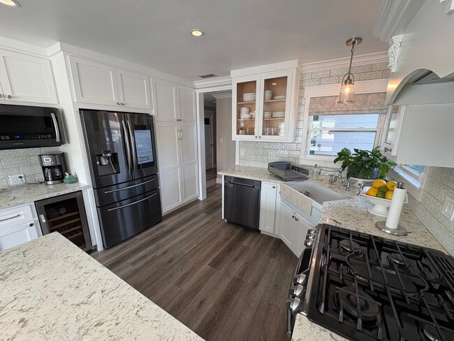 Building Photo - Remodeled Craftsman style 3 bedroom, 3 bathroom home - this is NOT your typical rental - Must See!!