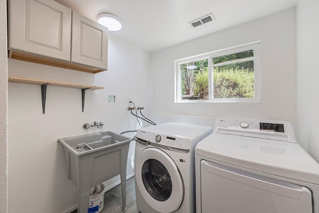 Building Photo - 13918 SE 23rd St