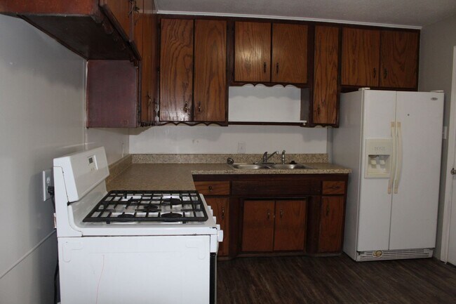 Building Photo - 3 bedrooms with appliances!