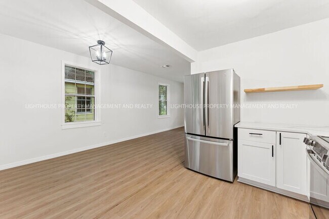 Building Photo - Charming Newly Renovated 2-Bedroom Home Ne...