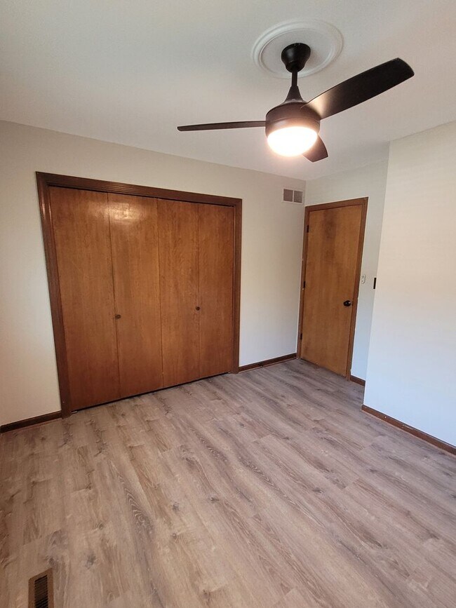 Building Photo - 3 bed, 3 bath home off Chapel Hill Road