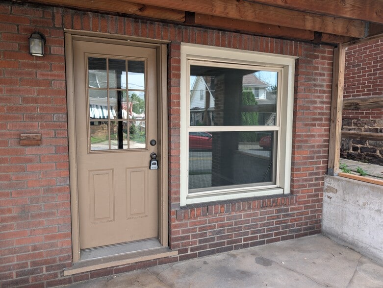 Front Door - 220 Lloyd St