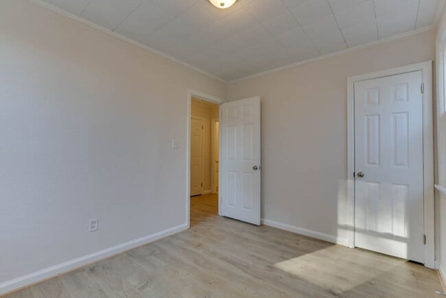 Building Photo - Charming Renovated Home with Modern Upgrades and Spacious Yard!