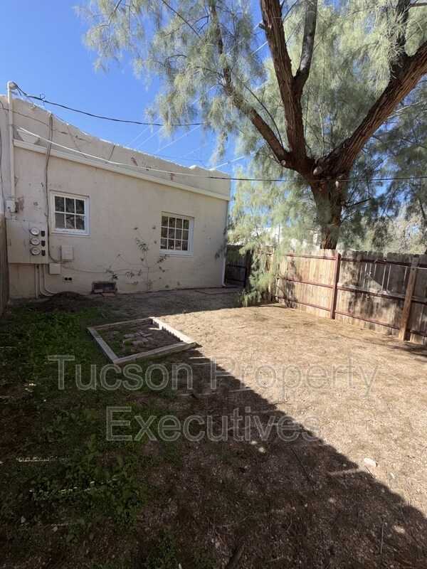 Building Photo - 1222 N Olsen Ave